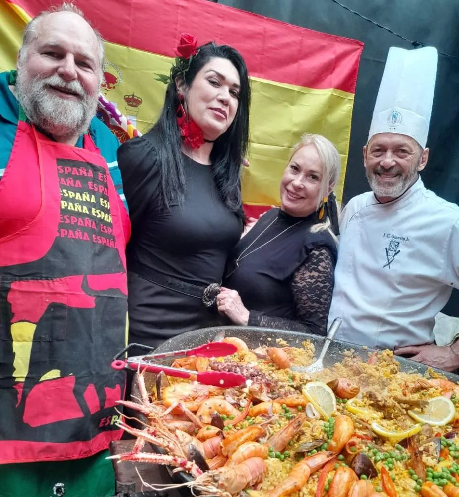 Mary Eventos e Tours realizou festa espanhola com uma bela Paella no Quintal